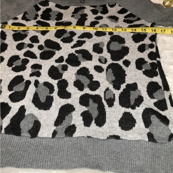 Express Women’s Animal Print Sweater Size XS 1P - Picture 4 of 6